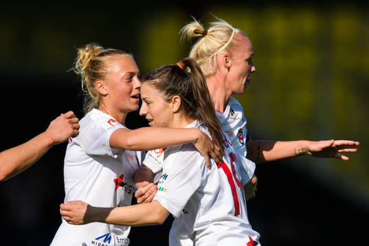Rosengårds Iva Landeka jublar med Hanna Bennison och Caroline Seger efter sitt 1-0 mål