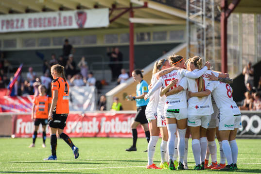 Rosengårds spelare jublar efter 3-0 målet genom Lisa-Marie Utland