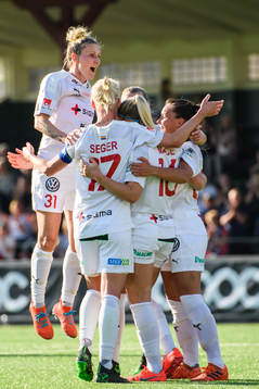 Rosengårds spelare med bla Anja Mittag jublar efter 4-0 målet av Hailie Mace