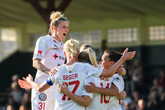 Rosengårds spelare med bla Anja Mittag jublar efter 4-0 målet av Hailie Mace
