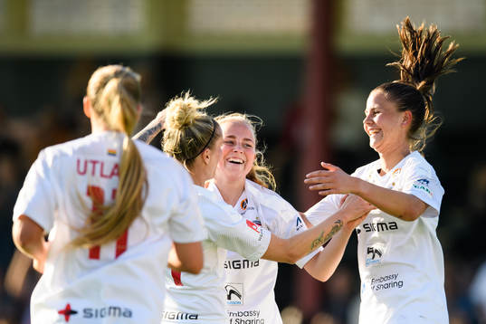 Rosengårds Ebba Wieder jublar med Anja Mittag och Josefin Harrysson efter sitt 5-1 mål