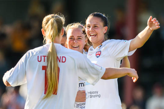 Rosengårds Ebba Wieder jublar med Josefin Harrysson efter sitt 5-1 mål