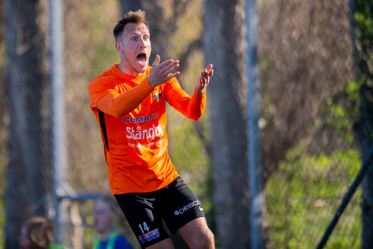 Torns Andreas Åkerlund agerar efter att domaren blåste bort nickmålet