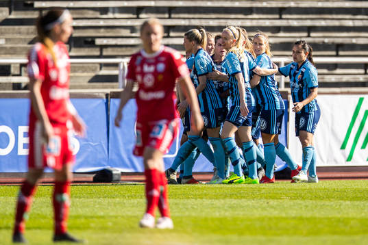 Djurgårdens Mia Jalkerud jublar med lagkamrater efter 2-2