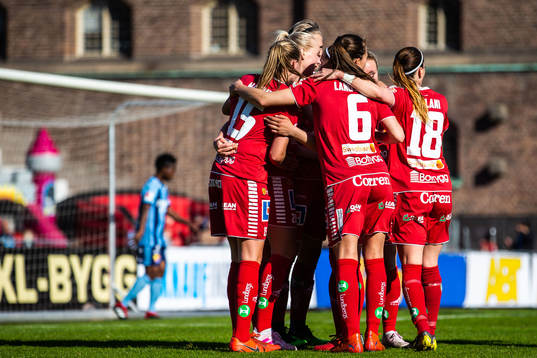 Linköpings Stina Blackstenius jublar med lagkamrater efter 2-3