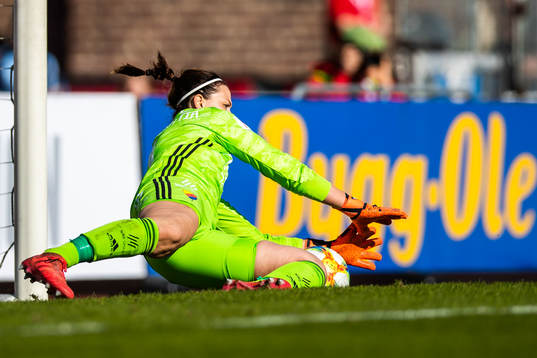 Djurgårdens målvakt Gudbjörg Gunnarsdottir räddar en