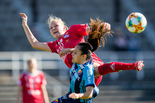 Djurgårdens Malin Diaz Pettersson i kamp om bollen med Linköpings Frida Leonhardsen Maanum