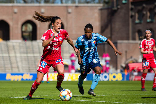 Linköpings Anna Oscarsson jagas av Djurgårdens Ogonna