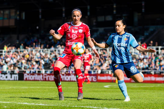 Linköpings Kosovare Asllani i kamp med Djurgårdens Malin Diaz Pettersson