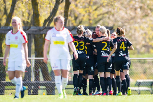 Umeås Orji Ebere jublar med lagkamrater efter 0-1