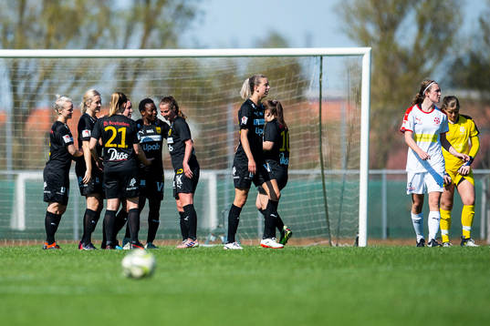 Umeås spelare jublar efter sitt 0-4 mål