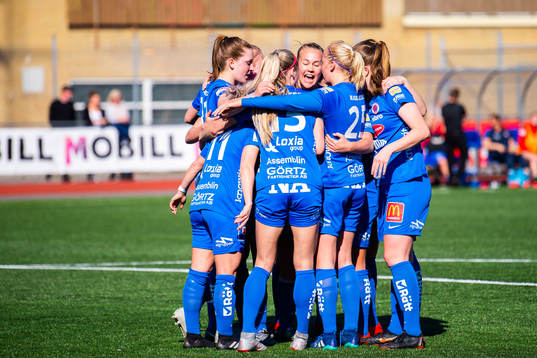Örebros Addison Steiner  jublar med lagkamrater efter 1-2