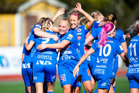 Örebros Sara Lilja Vidlund jublar med lagkamrater efter 1-3