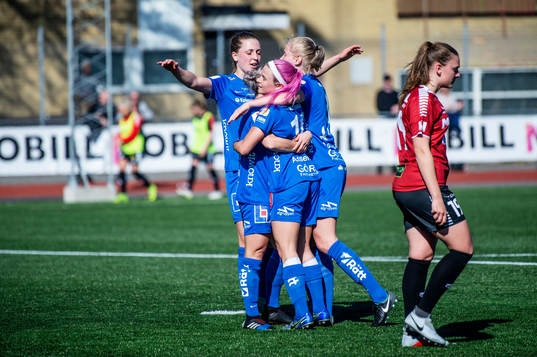 Örebros Addison Steiner jublar med lagkamraterna efter 1-2