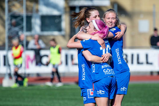 Örebros Addison Steiner jublar med lagkamraterna efter 1-2