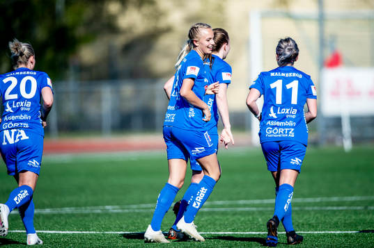 Örebros Sara Lilja Vidlund jublar med lagkamraterna efter 1-3
