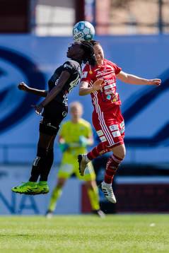 Växjös Violah Nambi i kamp med Piteås Josefin Johansson