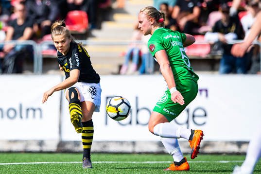 s Therese Simonsson och Hammarbys Elin Bergkvist under fotbollsmatchen i Elitettan mellan AIK och Hammarby den 22 APRIL 2019 i Stockholm.