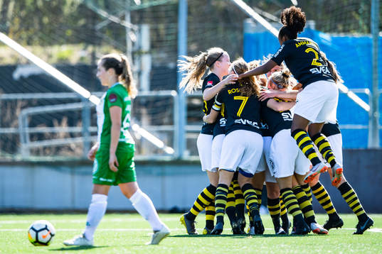 s Elsa Törnblom jublar med lagkamrater efter 1-1 under fotbollsmatchen i Elitettan mellan AIK och Hammarby den 22 APRIL 2019 i Stockholm.