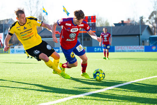 Frejs Kim Skoglund och Östers Carl Johansson