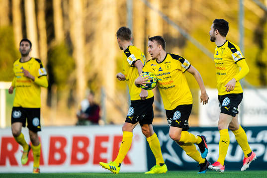 Frejs Melvin Fritzhell jublar med lagkamrater efter 2-2