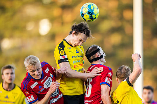 Östers Filip Örnblom  och Dragan Kapcevic i nickduell med