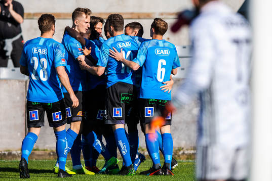 Halmstads Thomas Boakye med lagkamrater jublar efter 1-0