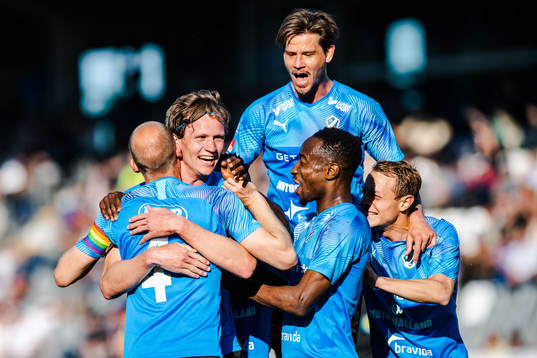 Halmstads Andreas Johansson, Andreas Johansson, Dusan Djuric, Sadat Karim och Joel Allansson jublar efter 2-0