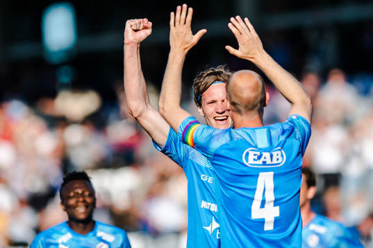 Halmstads Alexander Berntsson jublar med Andreas Johansson efter 2-0