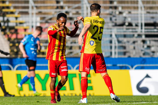 Syrianskas Beneyam Belye Demte och Mauricio Albornoz jublar efter 2-1