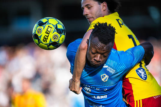 Halmstads Thomas Boakye och Syrianskas Stefan Ilic i kamp