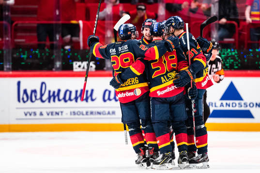 Djurgårdens Olle Alsing jublar med lagkamrater