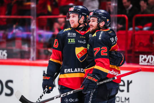 Djurgårdens Marcus Davidsson och Emil Bemström jublar