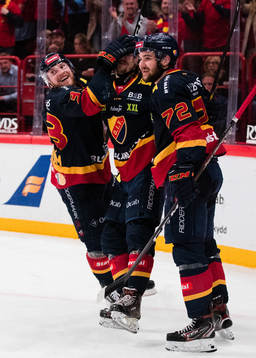 Djurgårdens Linus Hultström och Emil Bemström jublar