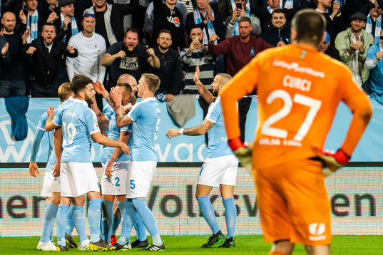 Hammarbys målvakt Gianluca Curci ser Malmö FFs Markus Rosenberg jublar med lagkamrater