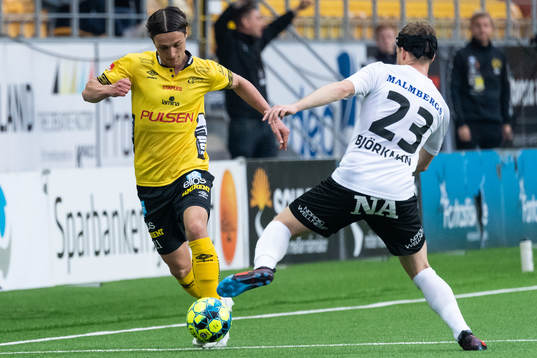 Elfsborgs Jonathan Levi och Örebros Daniel Björkman (rygg