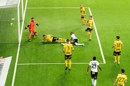 Örebros Carlos Strandberg gör 4-1