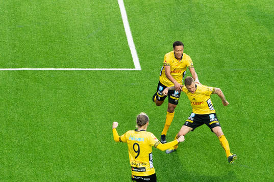 Elfsborgs Samuel Holmén jublar tillsammans med Kevin Kabran och Pawel Cibicki efter att gjort 1-0