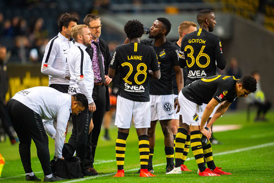 s tränare Rikard Norling i diskussion med spelarna