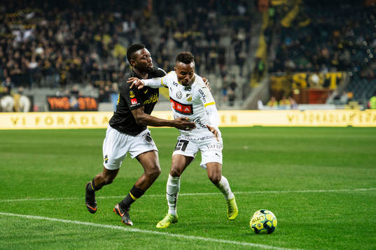 s Chinedu Ogbuke Obasi och Häckens Godswill Ekpolo