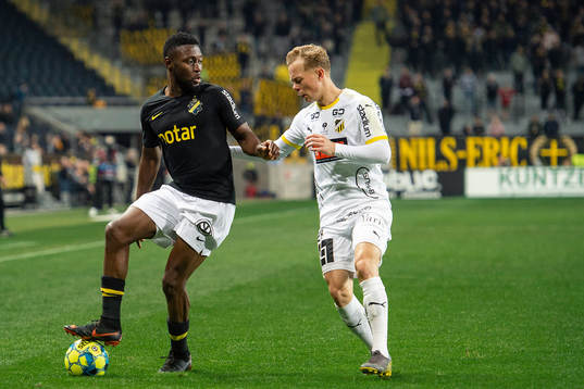 s Chinedu Ogbuke Obasi och Häckens Adam Andersson