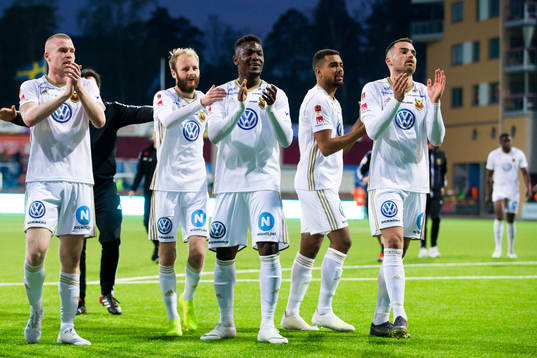 Östersunds Thomas Poppler Isherwood (v), Curtis Edwards , Alhaji Gero, Noah Sonko Sundberg och Dino Islamovic (h) jublar