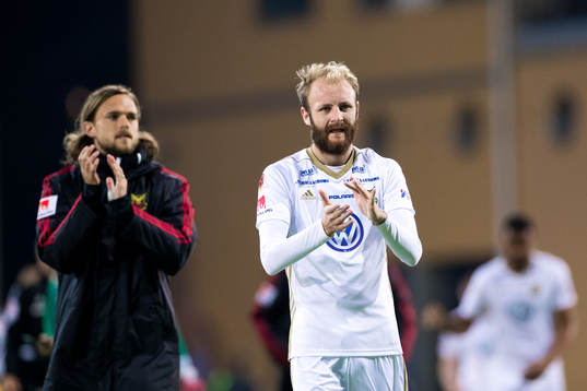 Östersunds Tom Pettersson och Curtis Edwards applåderar publiken