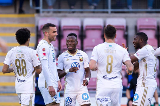 Östersunds Dino Islamovic (tvåa från vänster) jublar med Jerell Anthony Sellars (v), Samuel Larrea Mensiro, Jamie Hopcutt och Isak Ssali Ssewankambo (h) efter 0-1