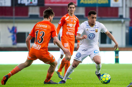 Östersunds Ravel Ryan Morrison i kamp om bollen med AFC Eskilstunas Wilhelm Loeper och Adi Nalic