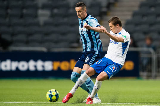 Djurgårdens Haris Radetinac i kamp om bollen med IFK