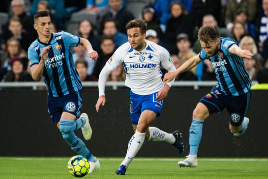 Djurgårdens Haris Radetinac och Jacob Une Larsson försvarar sig mot IFK Norrköpings Johannes Vall