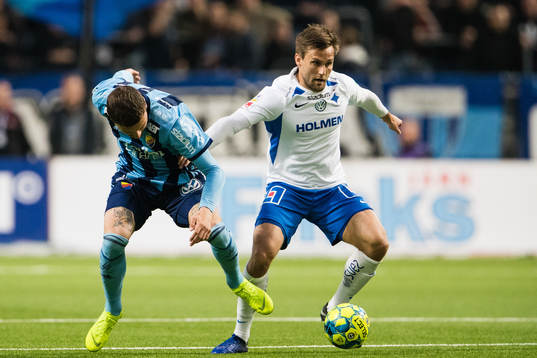 Djurgårdens Erik Berg i kamp om bollen om IFK Norrköpings Johannes Vall