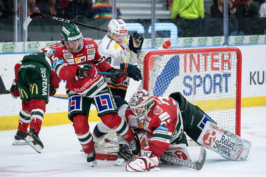 Frölundas Chay Genoway och målvakt Johan Mattsson
