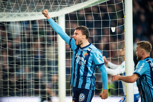 Djurgårdens Erik Berg jublar efter 1-1